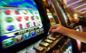 Aplikasi mobile pwvip 4d menampilkan live-dealer casino blackjack dan sportsbook Liga 1